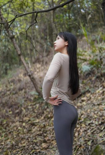图片[5]-穿瑜伽裤爬山的长发少女-唯美街拍
