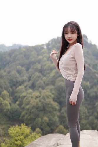 图片[3]-穿瑜伽裤爬山的长发少女-唯美街拍
