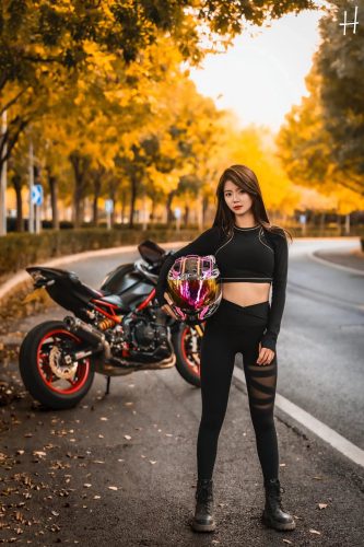 图片[1]-骑摩托车的瑜伽裤美女身材太好了！-唯美街拍